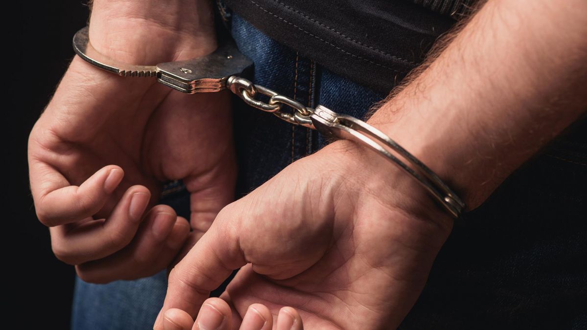 Cinci tineri s-au specializat pe furturi. După ce au spart vreo 10 locuințe, au ajuns pe mâna poliției