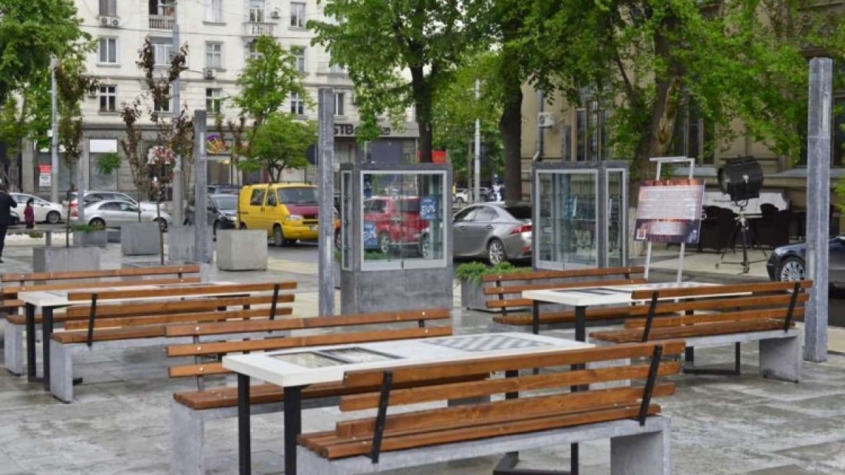 Citește o carte în aer liber: O mică bibliotecă pentru trecători, inaugurată în scuarul „Mihai Eminescu” din capitală