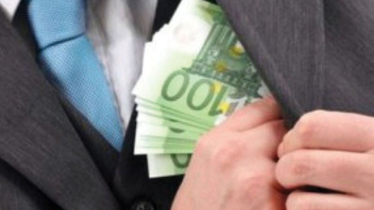 CNA a reținut un angajat de la Cadastru după ce a primit mită de 2800 euro