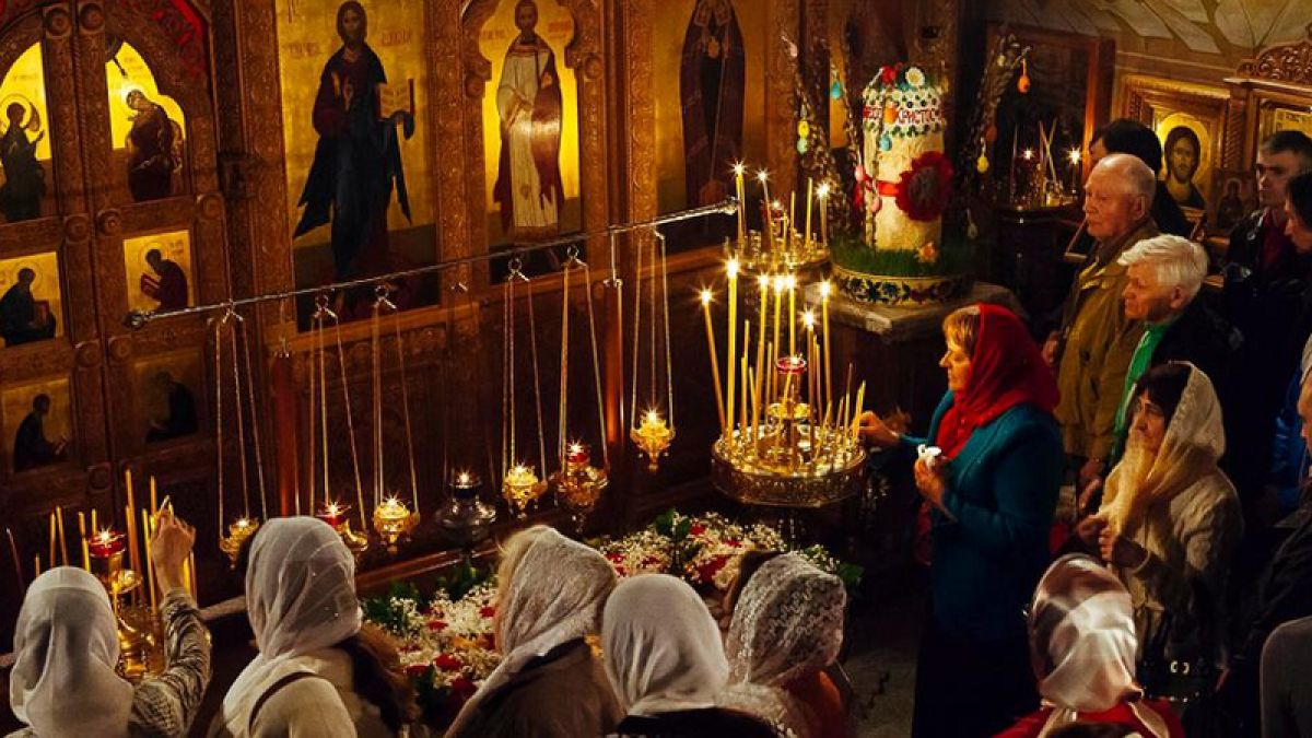 CNESP a decis: Slujbele religioase se vor desfășura cu condiția respectării distanței de minim doi metri între persoanele din interiorul bisericii