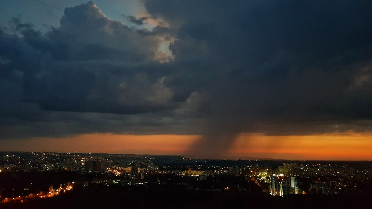 Cod galben de instabilitate atmosferică: Se așteaptă averse puternice cu grindină și vijelie