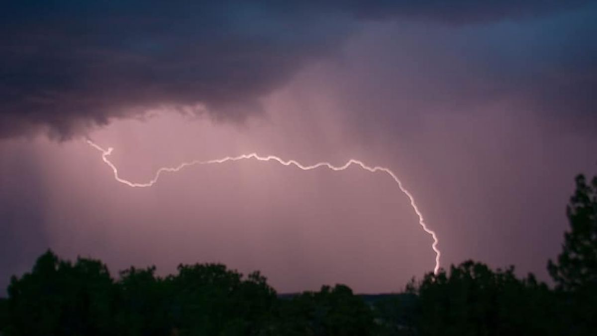 Cod galben de instabilitate atmosferică. Se prognozează ploi cu descărcări electrice, grindină și vijelie