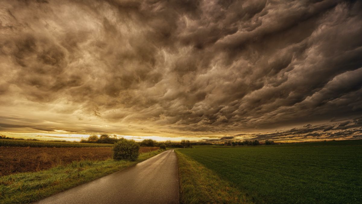 Codul galben de instabilitate atmosferică, prelungit: Se prevăd averse puternice cu grindină și vijelie