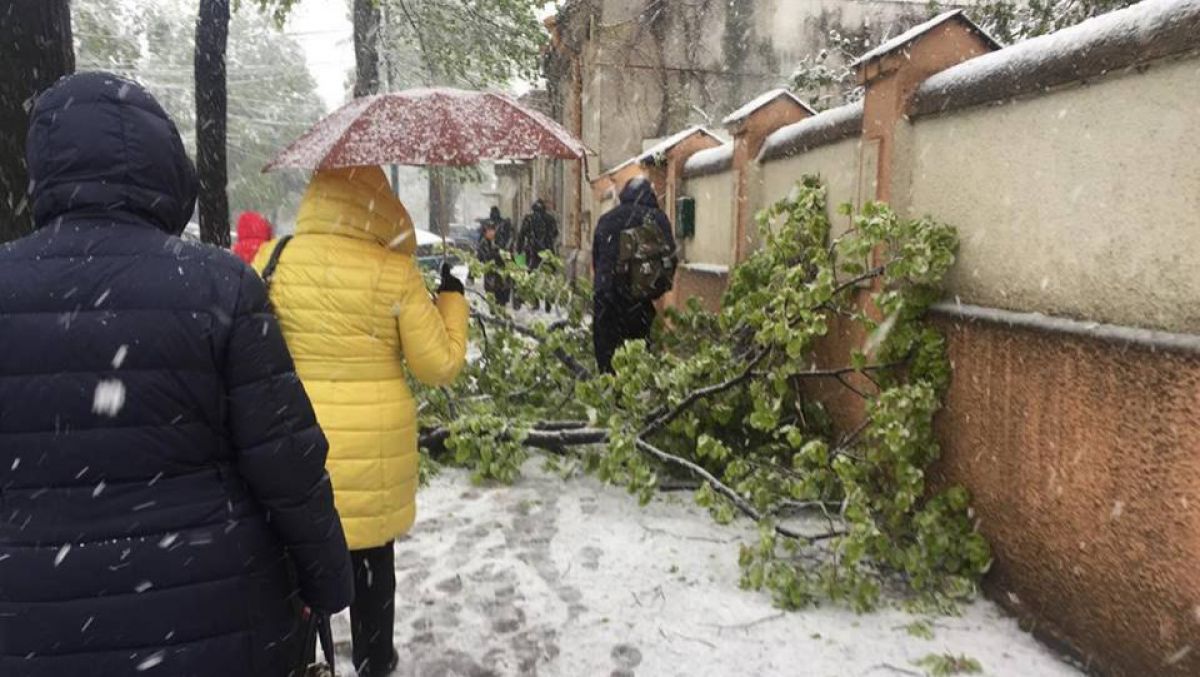 Codul galben de ninsori, în vigoare până duminică. Ce temperaturi prognozează meteorologii