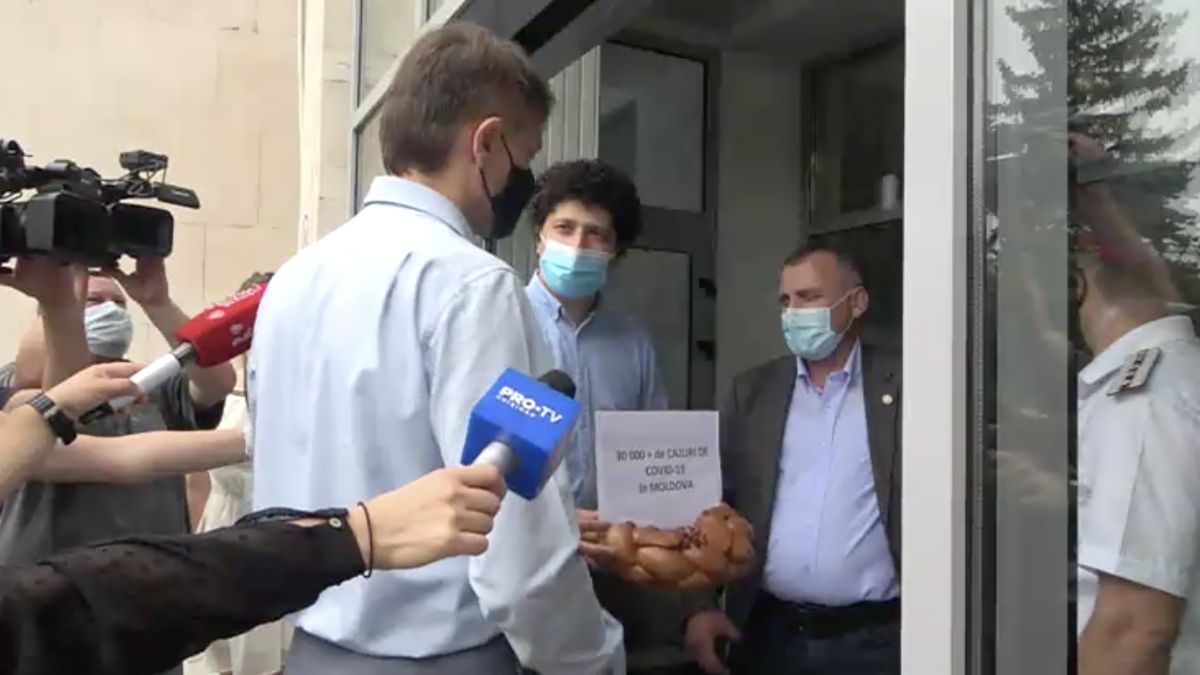 „Colaci pentru socrul mare, Ion Chicu”. Tinerii PAS au organizat un flashmob în fața Guvernului (LIVE)