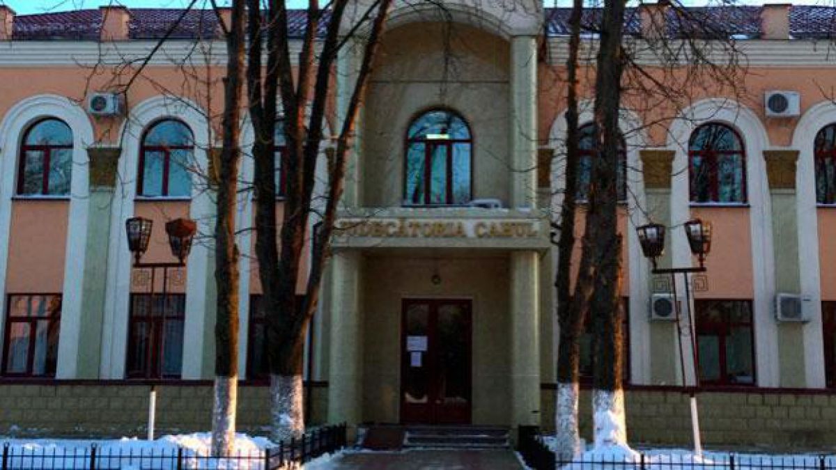 Colet special pentru deținut. Persoane necunoscute au ascuns telefoane mobile în toaleta Judecătoriei din Cahul