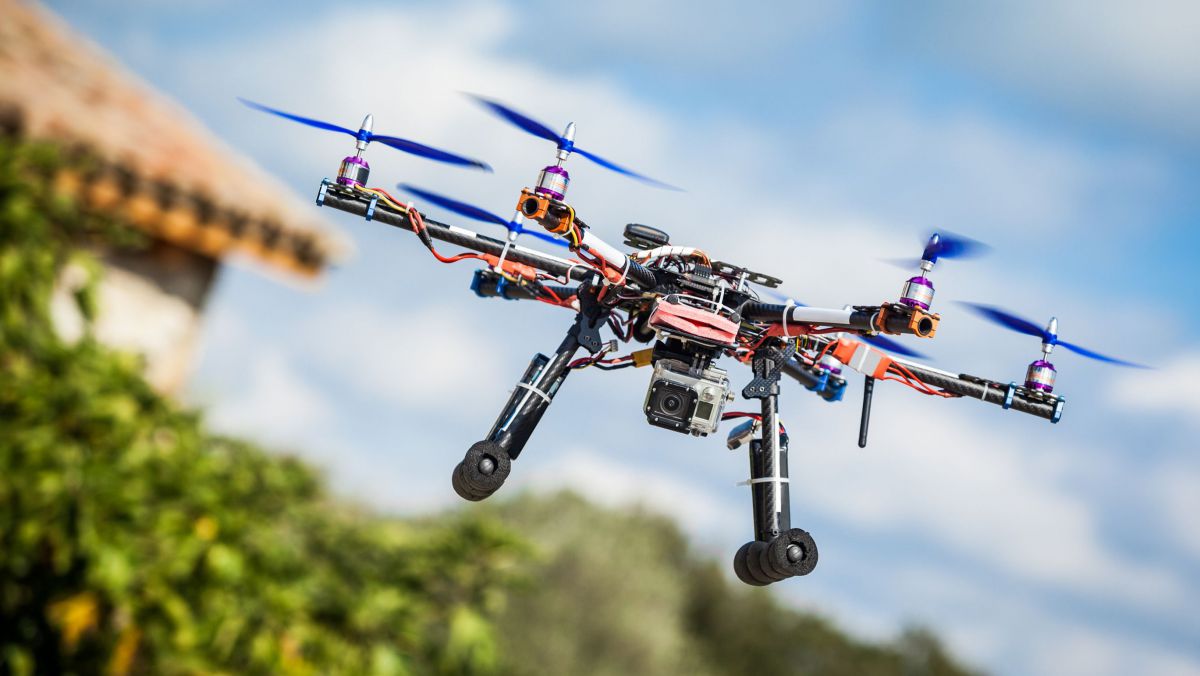 Companiile de asigurări au început să utilizeze dronele pentru a evalua mașinile lovite