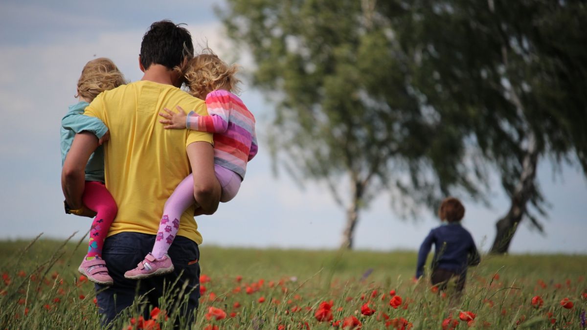 Concediul paternal, tot mai popular în Moldova. 16% din tați beneficiază de indemnizația de îngrijire a copiilor