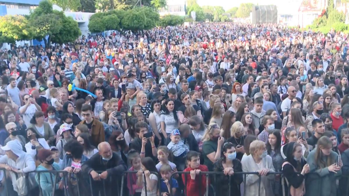 Concert cu sute de spectatori la Bălți. Unii oameni au ignorat măsurile de prevenire a infectării cu virusul COVID-19