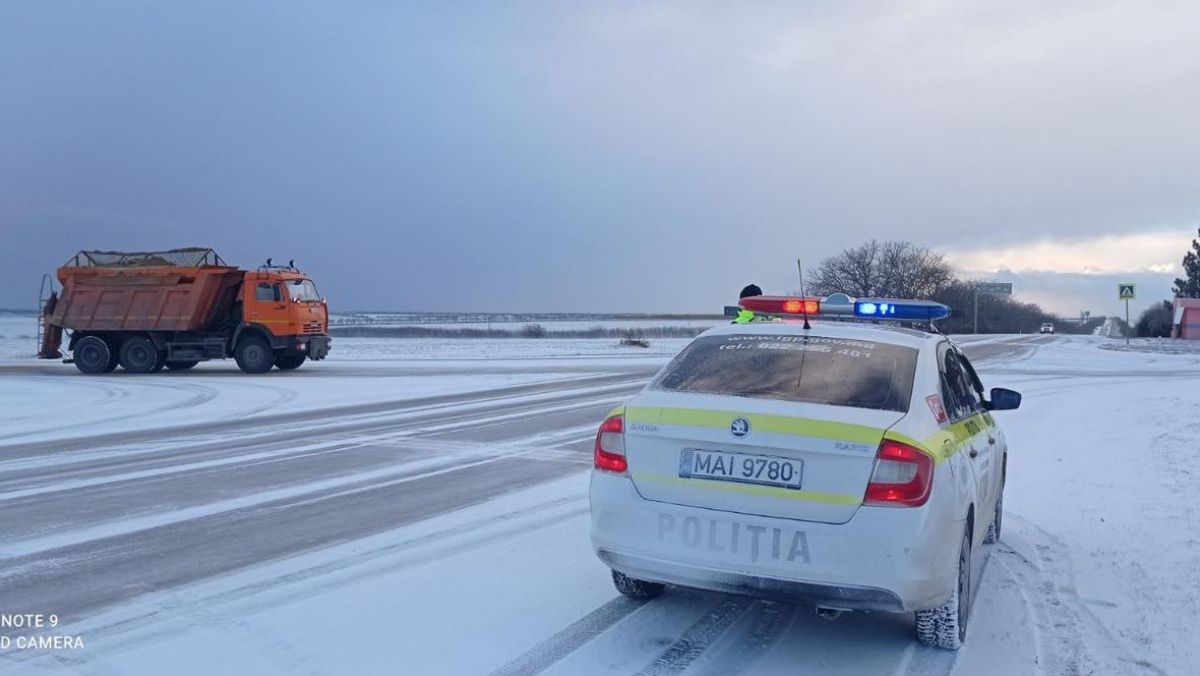 Condiții meteo nefavorabile: Pe drumuri s-a format ghețuș, drumarii au împrăștiat 1.239 tone de material antiderapant