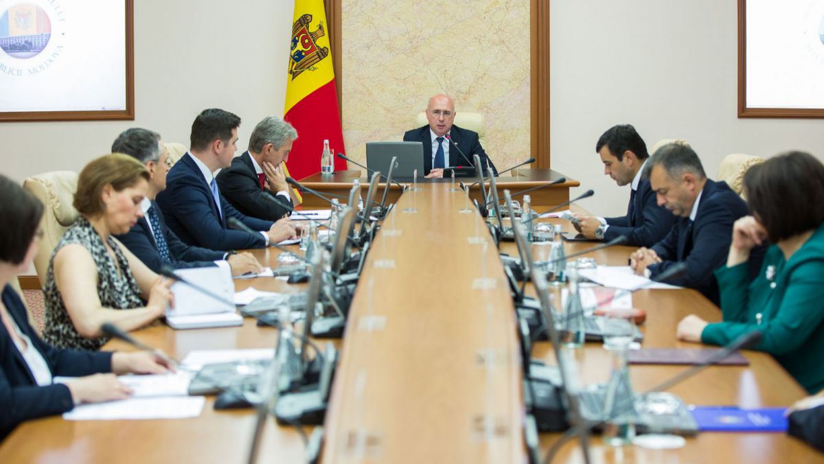„Condiționalitățile FMI nu așteaptă”: Guvernul a aprobat un proiect ce prevede și vânzarea cu amănuntul a acțiunilor băncilor
