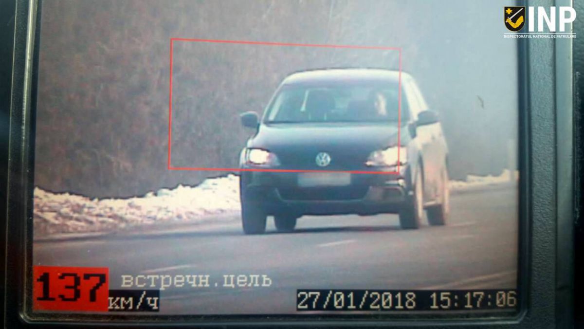 Conducea cu 137 km/h în localitate și nu avea permis la el. Un vitezoman, prins de poliția de patrulare