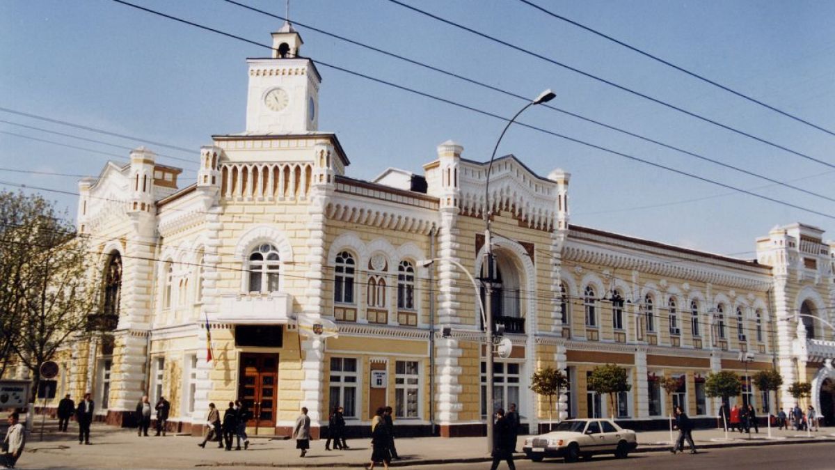 Consilier municipal: Pentru spațiile date în arendă, municipalitatea încasează 12 mln. în loc de 17 mln. de lei. Cât costă chiria parterului Primăriei Chișinău