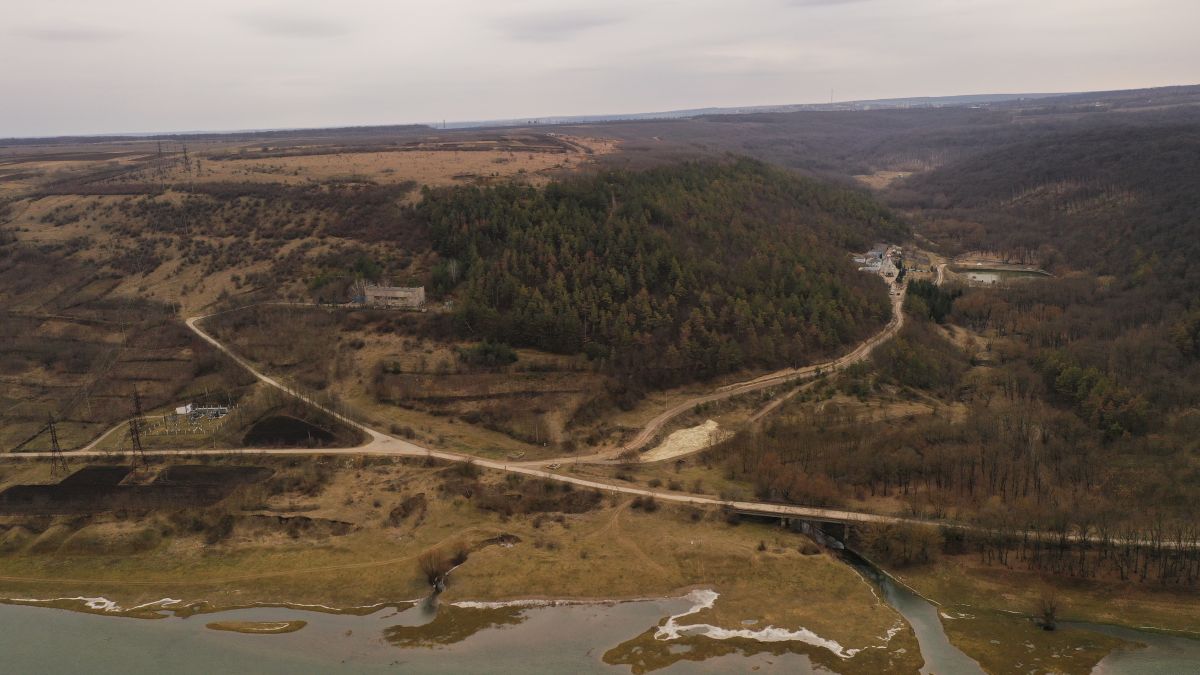 Construcția drumului de acces către podul peste Nistru, în fază incipientă. Se identifică variantele tehnice de amplasare