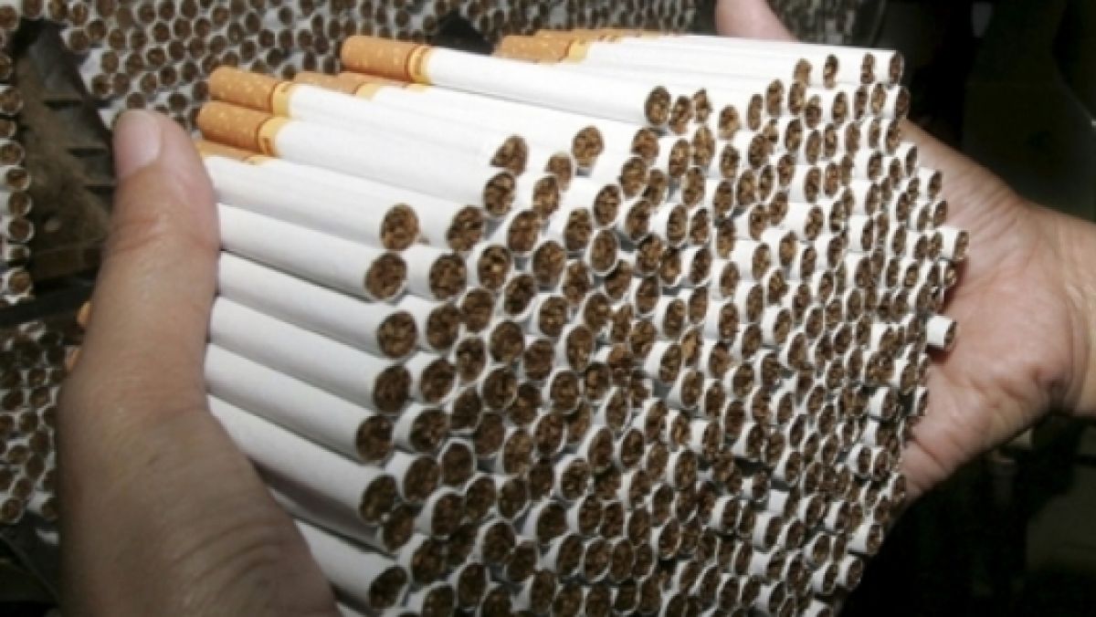 Contrabandă „creativă”: Mii de țigări au fost ascunse în rezervorul cu motorină al unui autocar de cursă