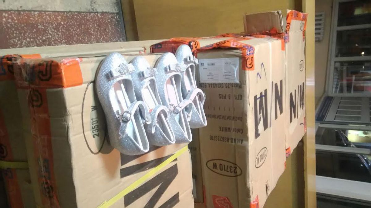 Contrabandă cu articole vestimentare și încălțăminte pentru copii, confiscate de vameşi