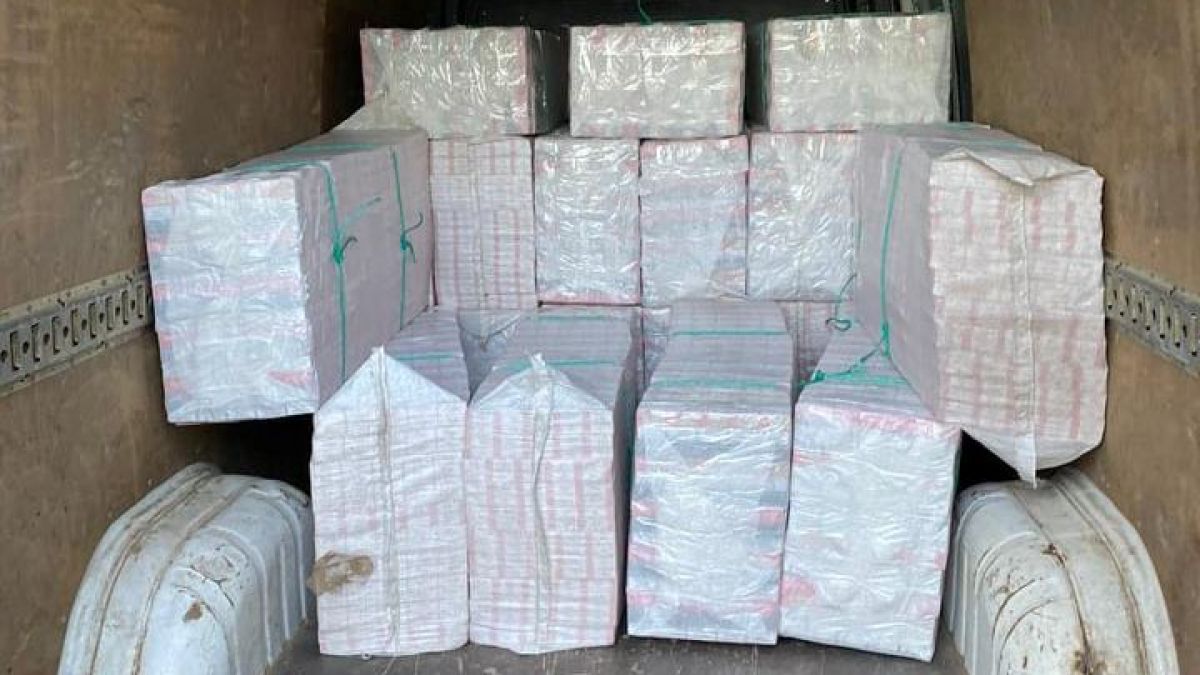 Contrabandă cu țigări în valoare de peste un milion de lei. Șapte membri ai unui grup criminal au fost reținuți de polițiști