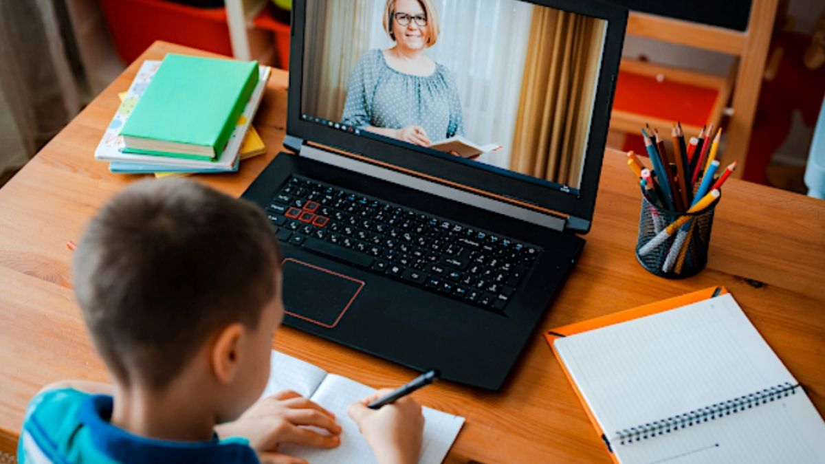 Copii refugiați din Ucraina vor putea frecventa lecţii online cu profesori ucraineni