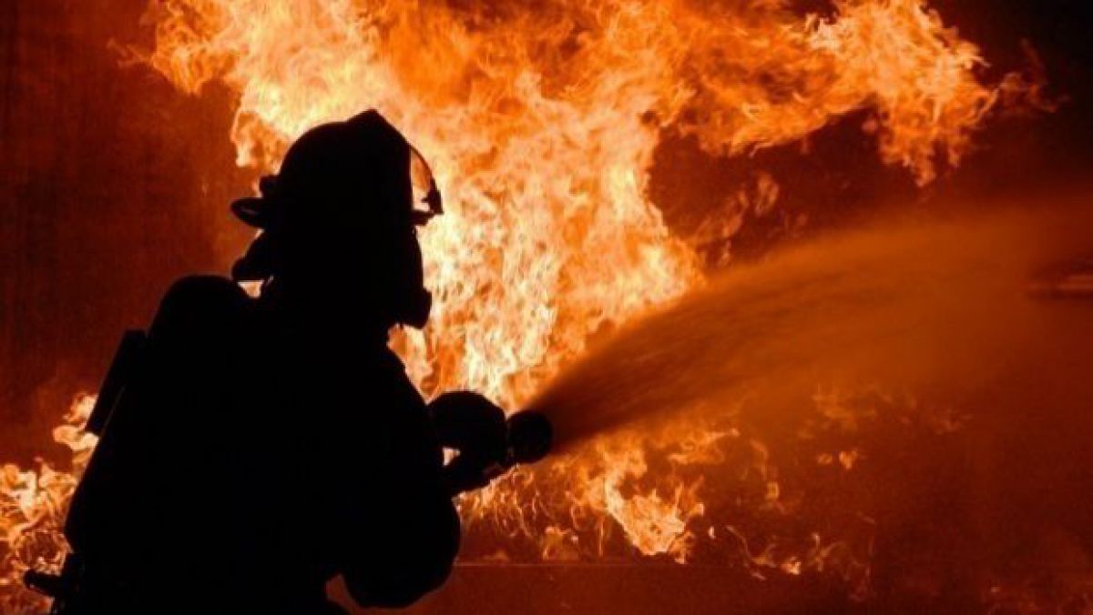 Copiii au rămas singuri acasă, dar locuința a luat foc. Noroc de intervenția pompierilor