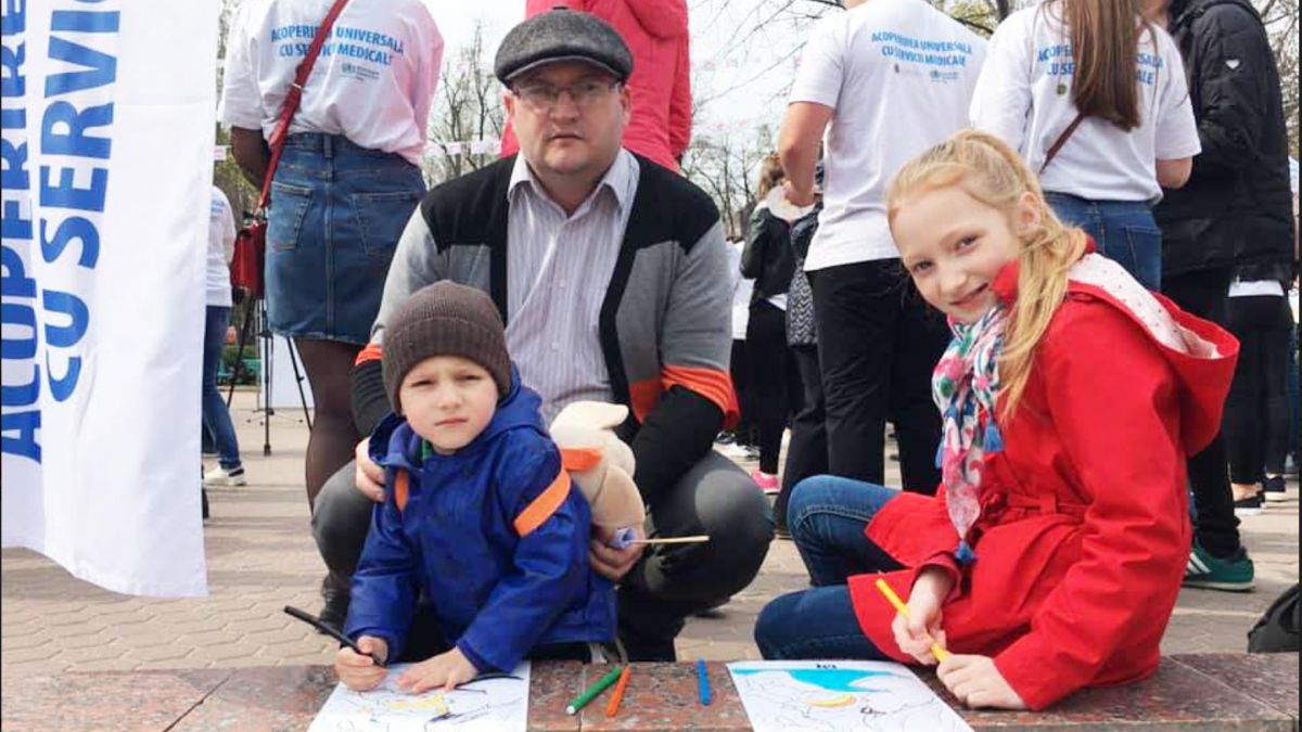 „Copiii se dezvoltă armonios când ambii părinți se implică în creșterea lor”. Exemplul unui tată care a optat pentru concediu de îngrijire a copilului