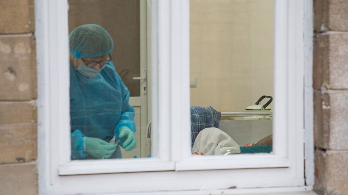 Coronavirusul a mai luat o viață. 286 de persoane sunt în stare gravă