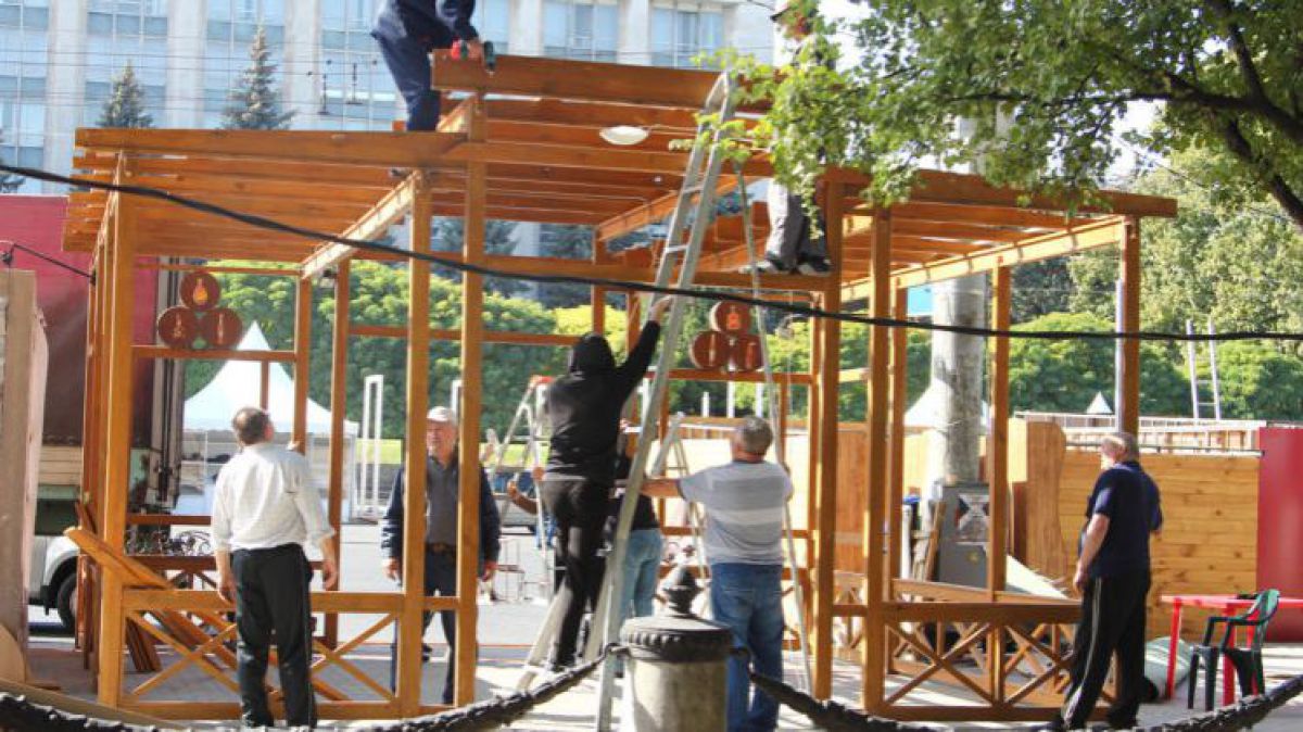Corturile instalate în PMAN cu ocazia Zilei Naționale a Vinului ar putea rămâne acolo până la Ziua Orașului