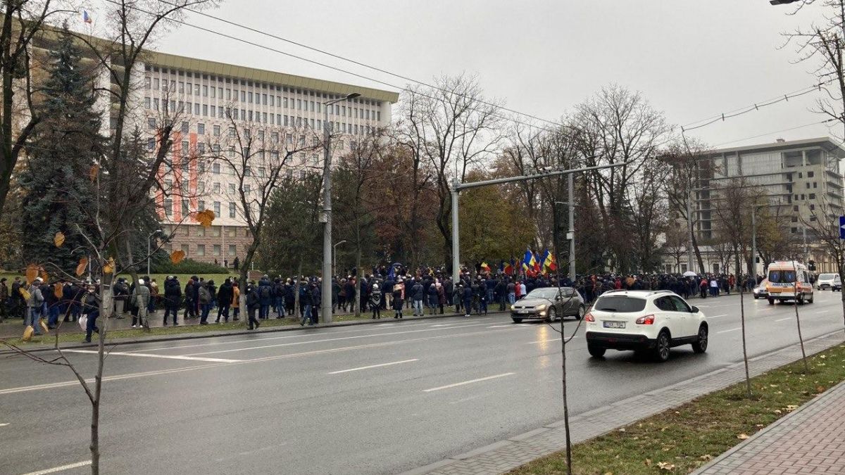 „COVID-ul se mai lecuiește, dar ceea ce se întâmplă în Parlament nu”. Ce spun oamenii, aflați la protestul din fața Legislativului (VIDEO. FOTO)