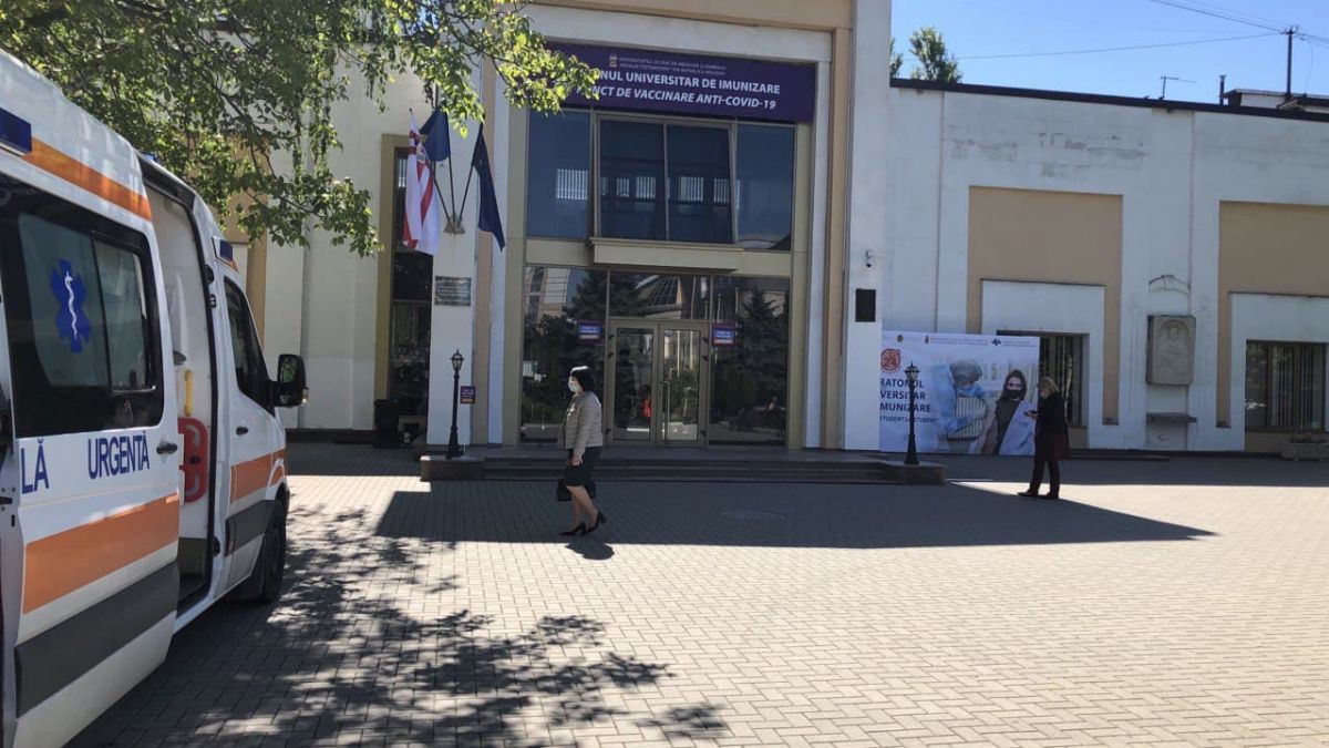 Cozi la Pfizer, dar puțini doritori la Sinopharm. Cum decurge vaccinarea cu serul chinez (FOTO)