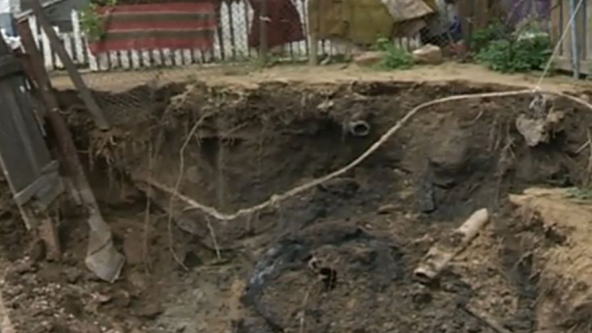 Crater imens pe o stradă din Capitală: Pământul s-a surpat chiar în fața unei case