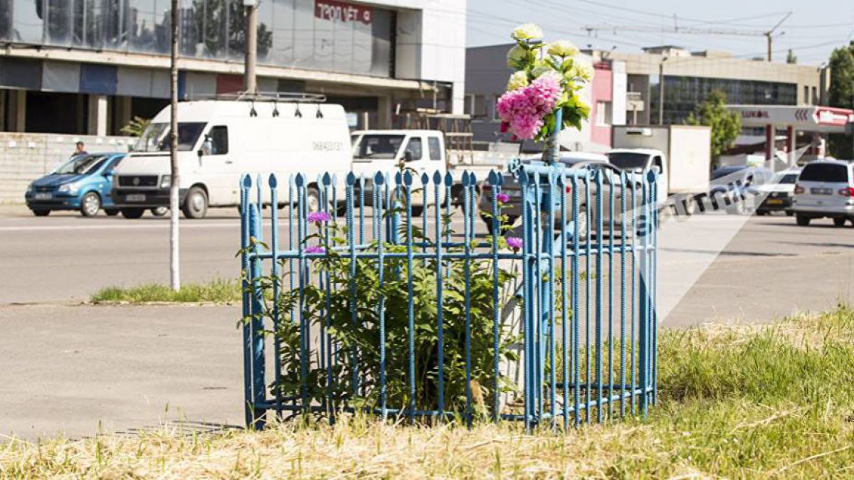 Crucile de pe marginile drumurilor vor fi scoase. Ministerul Transporturilor a stabilit un termen de șase luni