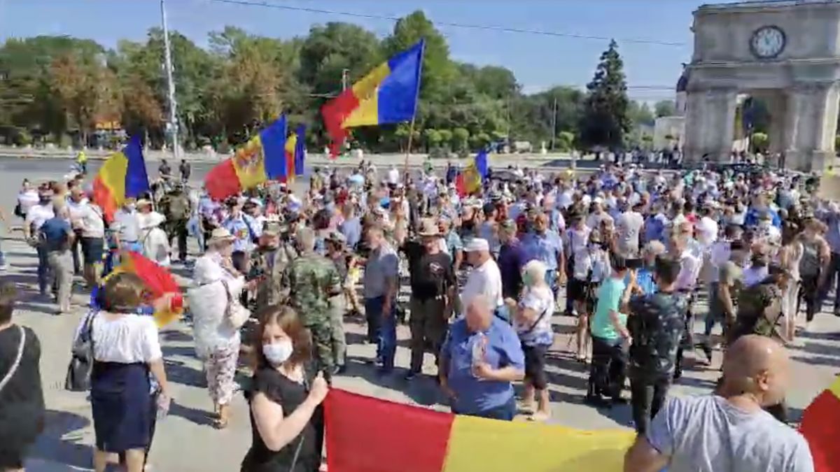 Cu drapele și lozinci „anti-Dodon”, mai mulți oameni protestează în PMAN (LIVE)