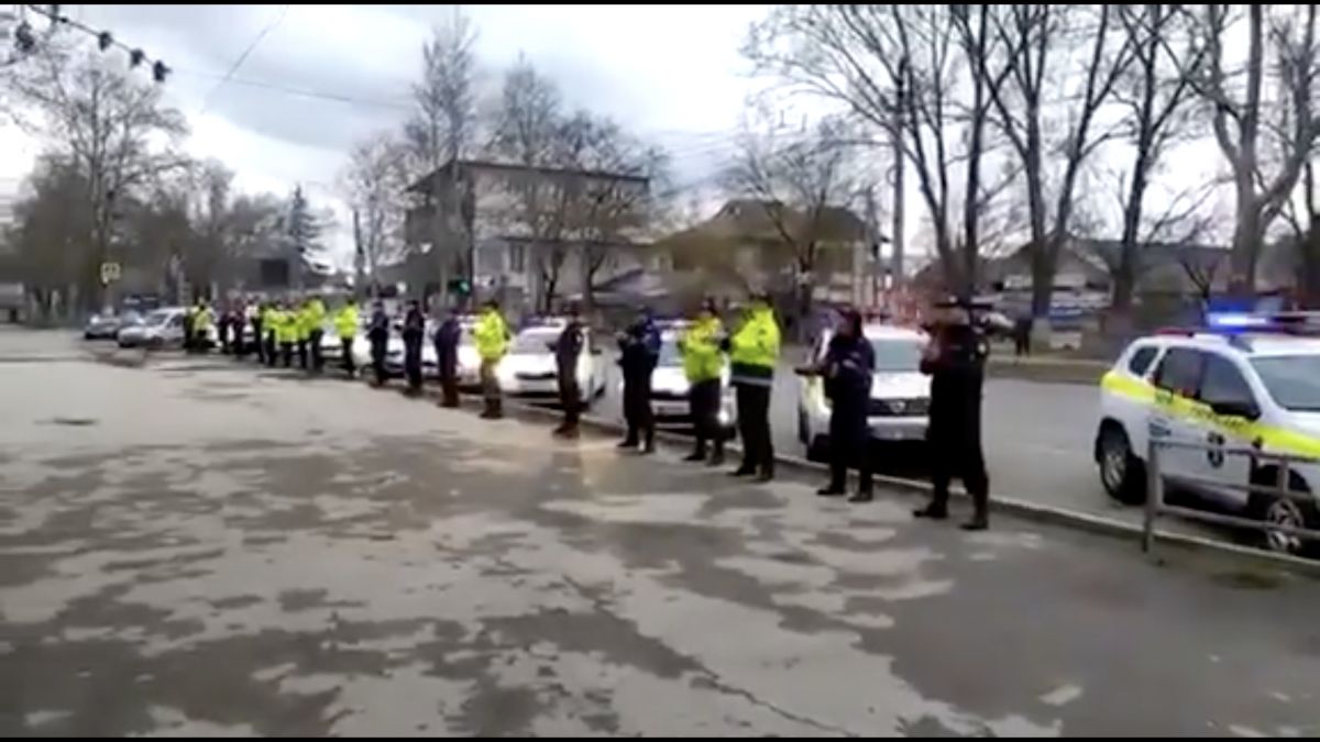 Cu girofarele aprinse, un grup de polițiști din orașul Bălți a aplaudat medicii (VIDEO)