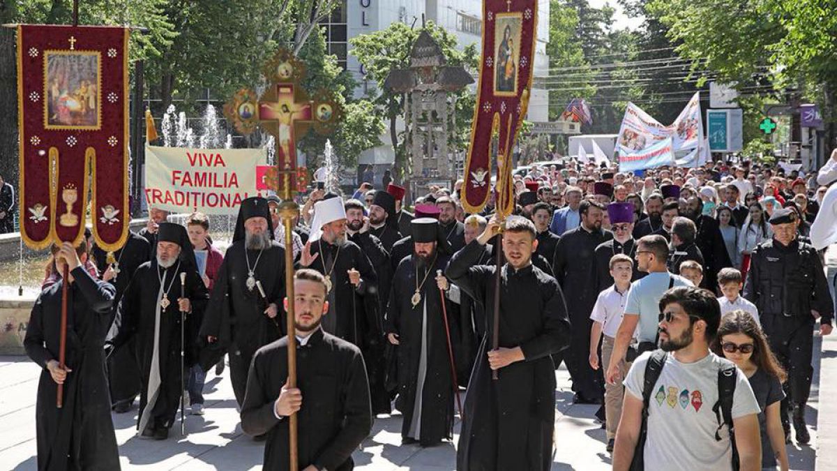Cu icoane, pancarte, preoți și Igor Dodon în fruntea coloanei. Cum a arătat marșul familiei tradiționale
