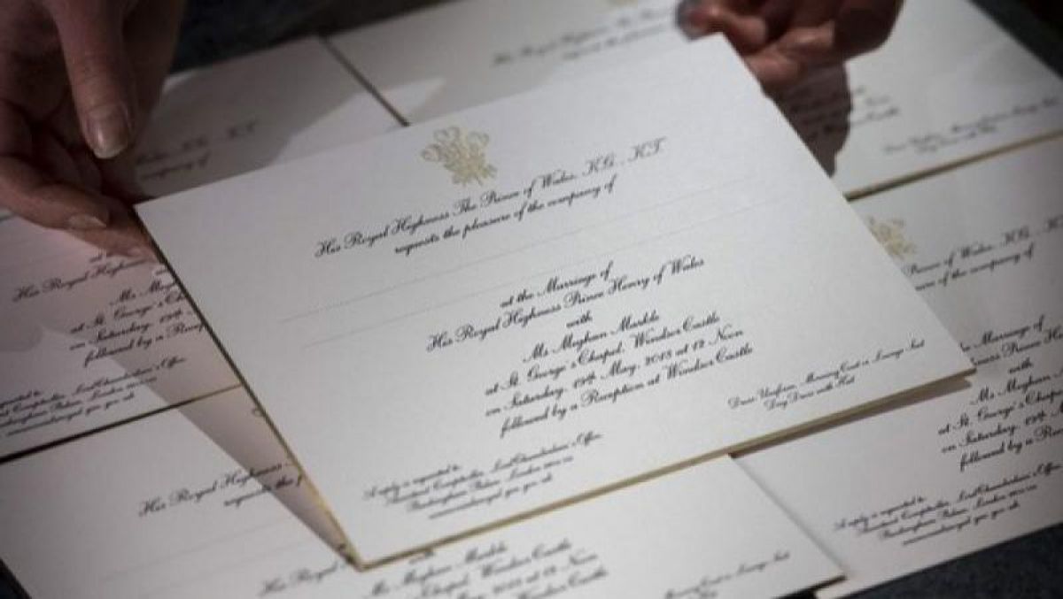 Cu margini aurite și insigna cu trei pene: Cum arată invitațiile la nunta prințului Harry