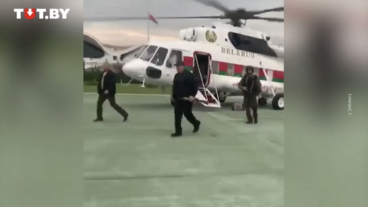 Lukașenko, echipat cu vestă antiglonț și cu un Kalașnikov în mână. UPDATE: Despre protestatari: „S-au împrăștiat ca șobolanii” (VIDEO)