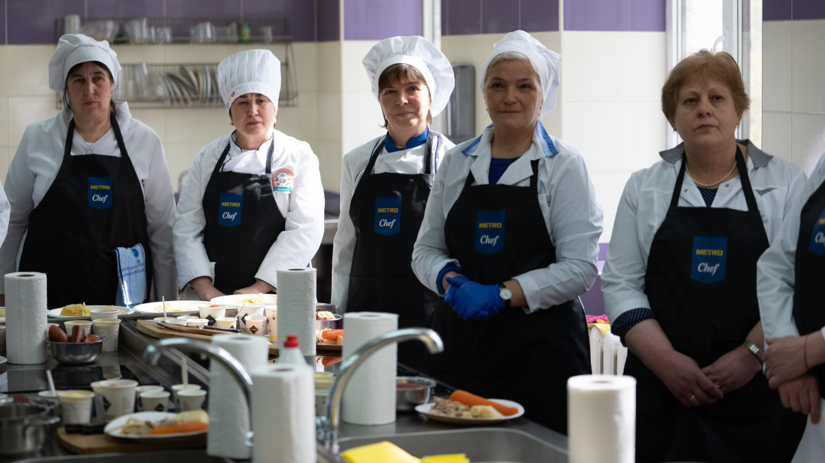 Cum își îmbunătățesc cadrele didactice metodele de predare în cadrul unui atelier gastronomic METRO, pentru a-i pregăti pe viitorii bucătari (VIDEO)