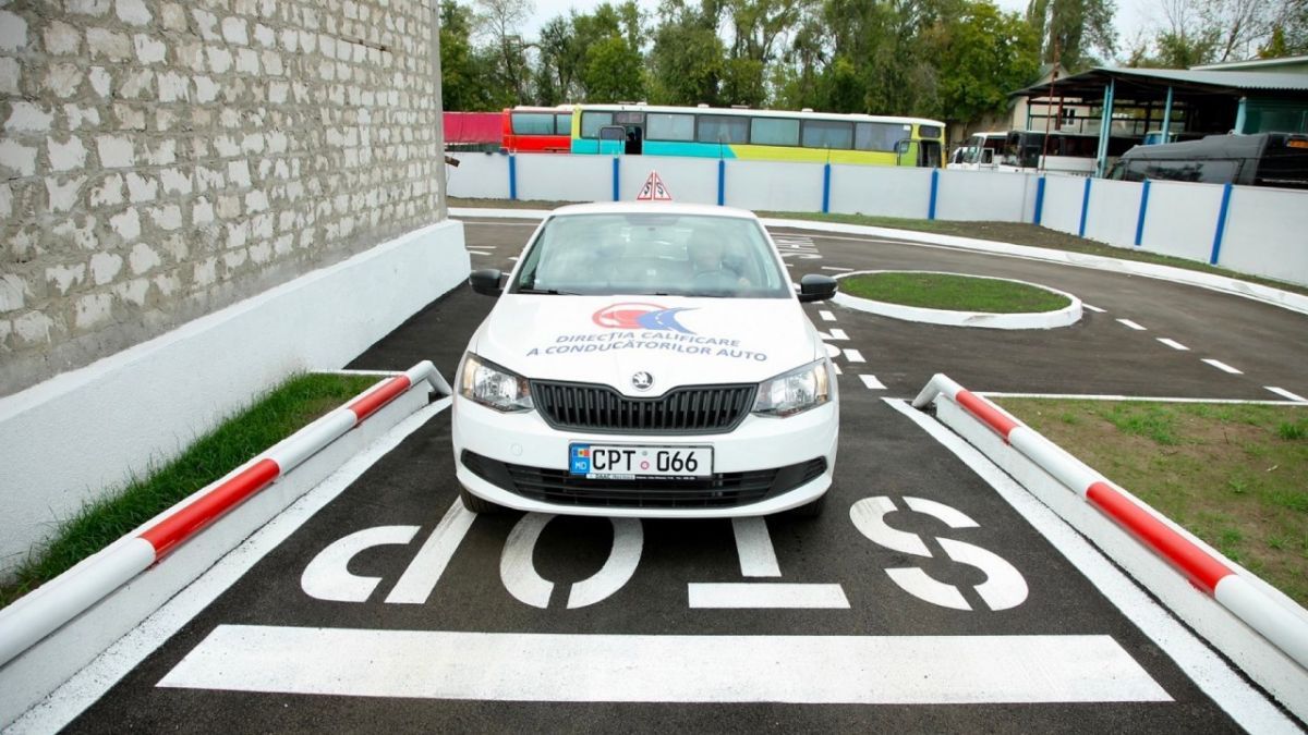 Cum îți faci un permis de conducere în RM: Drumul de pe bancheta pasagerului - pe scaunul șoferului. AGORA te ajută să nu o iei prin hopuri (CARDURI)