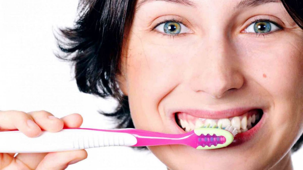 Cum îţi poţi menţine dinţii albi fără să mergi la dentist