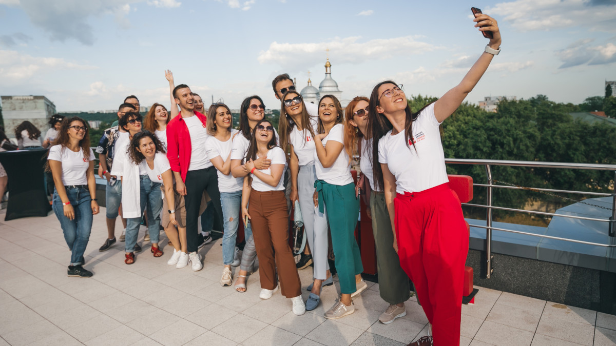 Cum s-a văzut pe internetul moldovenesc petrecerea de pe acoperiș (FOTO, VIDEO)