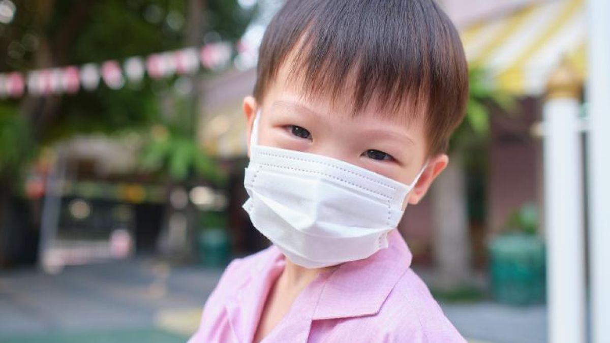 Cum sunt dezinfectați copiii chinezi când intră în școală (VIDEO)