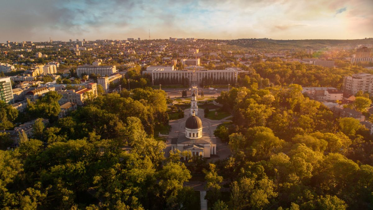 Cum va fi vremea în weekend: Cer variabil și temperaturi maxime de 34 de grade Celsius