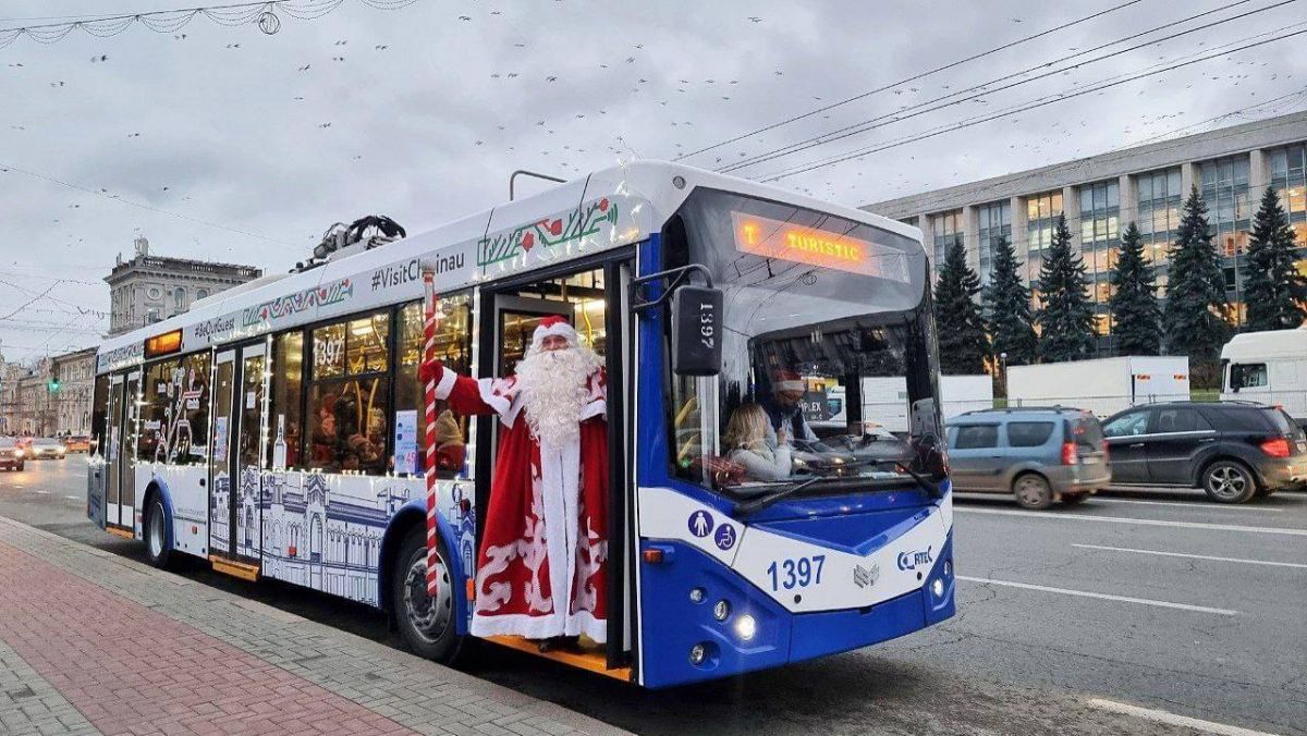 „Cunoaște orașul alături de Moș Crăciun” - ruta specială, troleibuzul turistic a îmbrăcat straie de sărbătoare