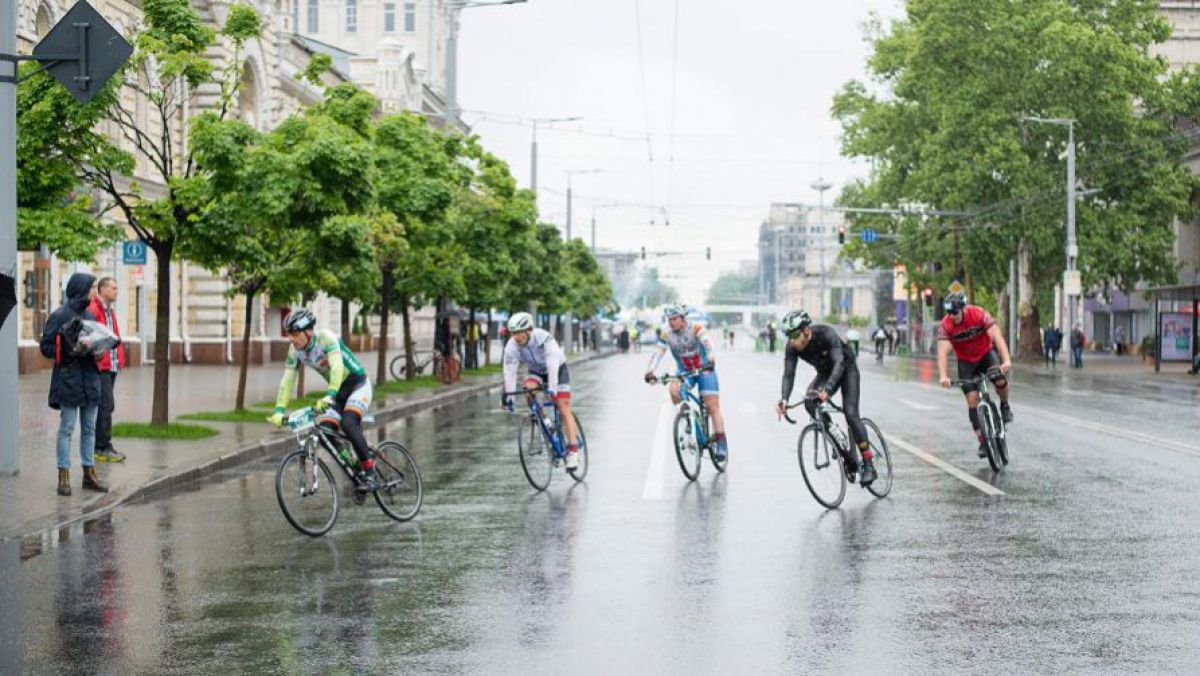 Cursa pentru cicliști a început la Chișinău, în ciuda ploii. „Vom veni chiar dacă va fi tornadă”, spune un participant