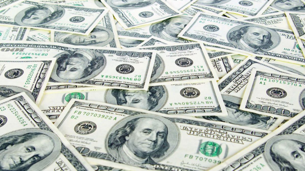 Cursul oficial al dolarului coboară sub 18 lei, pentru prima dată din februarie 2015