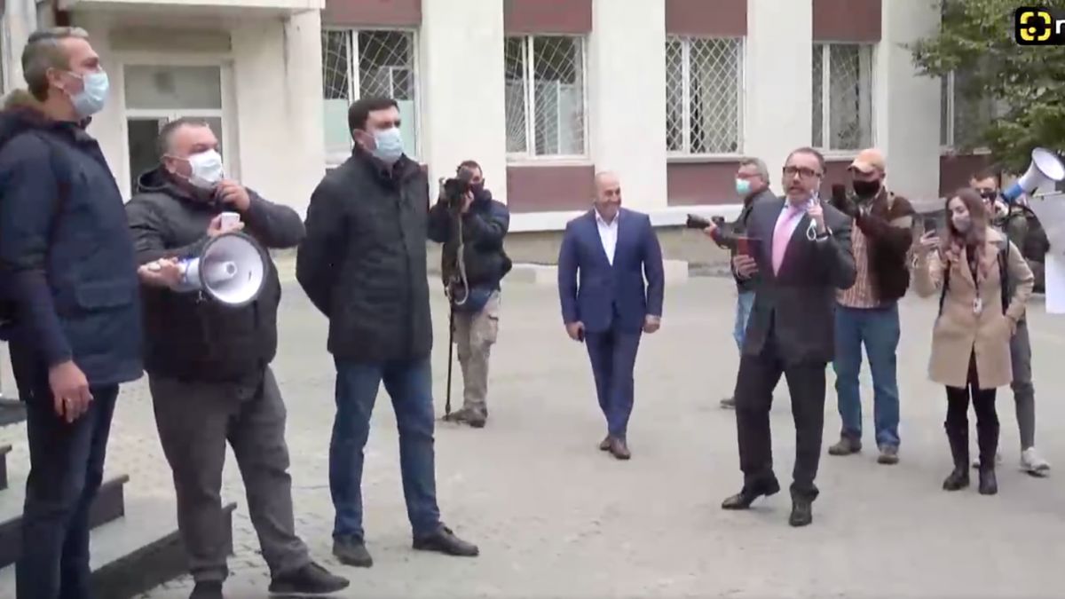 Curtea de Apel examinează recursul împotriva arestului la domiciliu pentru Alexandr Stoianoglo. Socialiștii, un grup de persoane și Rizea, în fața instituției (VIDEO)