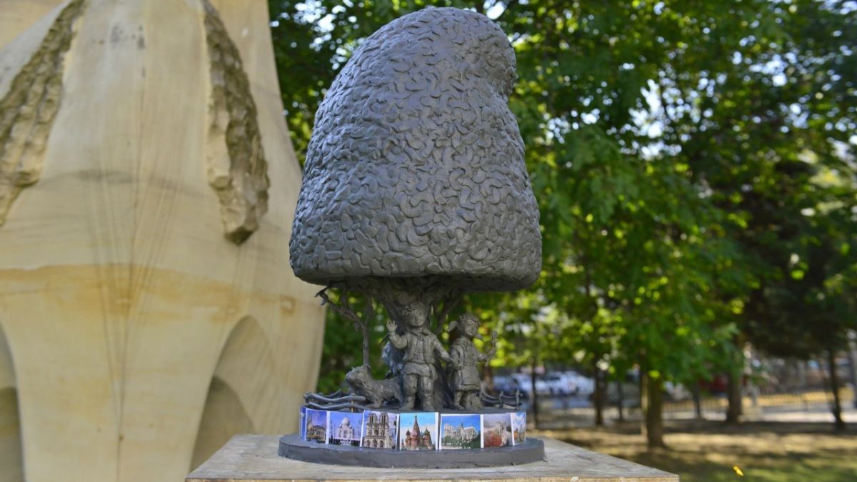 „Cușma lui Guguță” ar putea deveni o atracție turistică în capitală. Sculptura va avea șapte metri înălțime