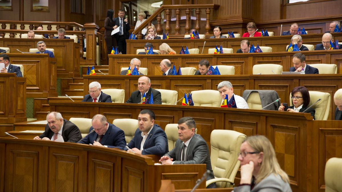 „Dacă ar fi după cultura noastră politică, am lucra cu ușile închise”. Parlamentul a votat un proiect care prevede mai multă transparență în activitatea deputaților