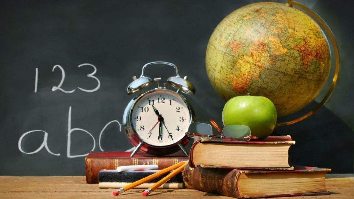 Dascălii marchează ziua profesională. Politician: „Cred cu tărie că putem deveni o țară bogată doar prin educație”