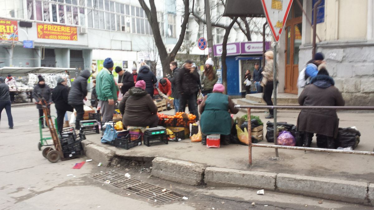 De-a șoarecele și pisica: Vânzătorii ambulanți de lângă Piața Centrală revin imediat după ce pleacă polițiștii