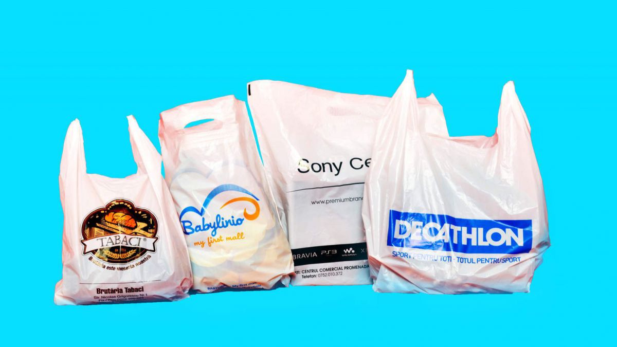 De ce supermarketurile din țară nu mai oferă gratuit pungi de plastic: Măsura impusă de autorități